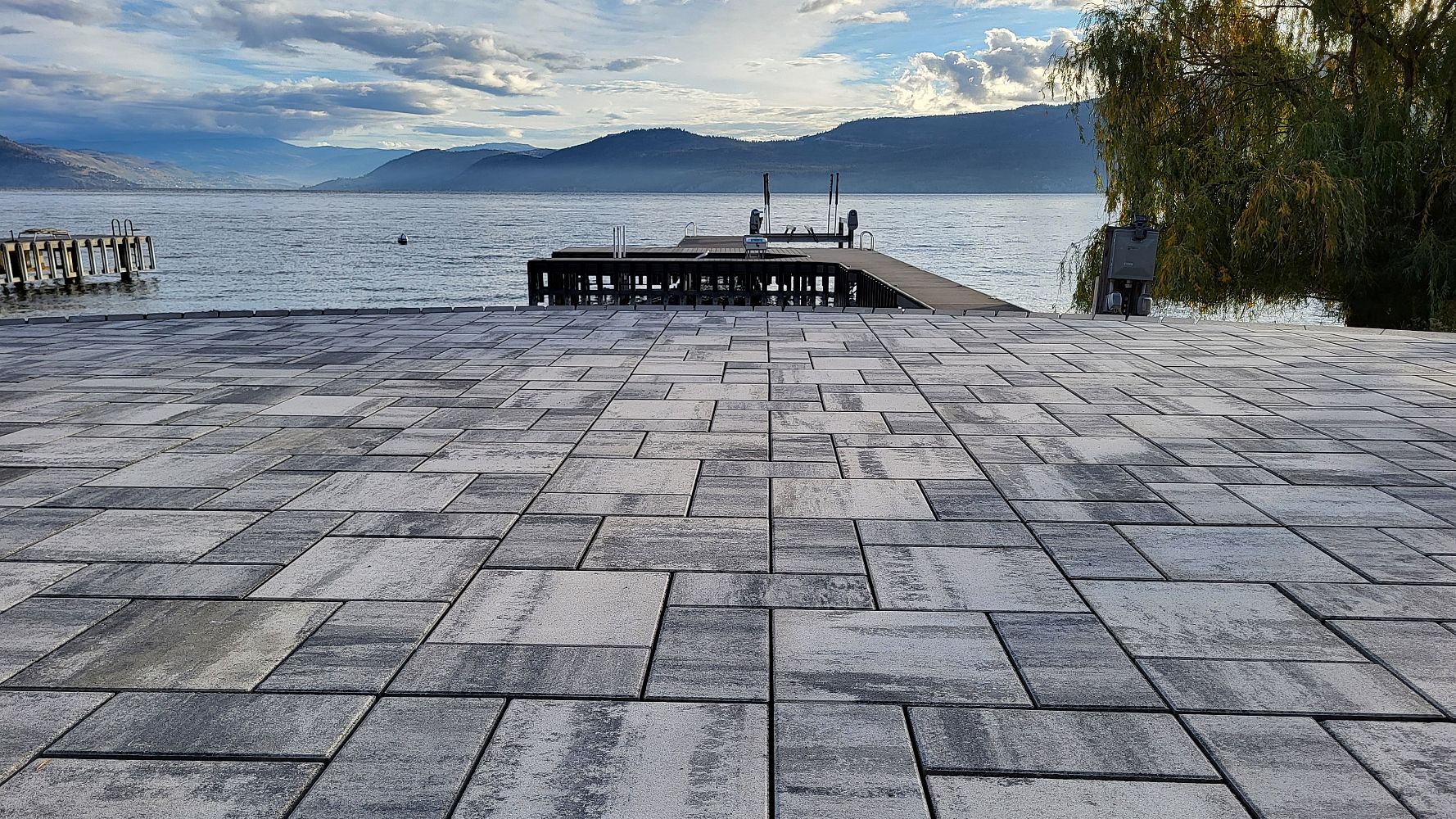 Green & Grey <br><span>Landscaping Inc.</span>